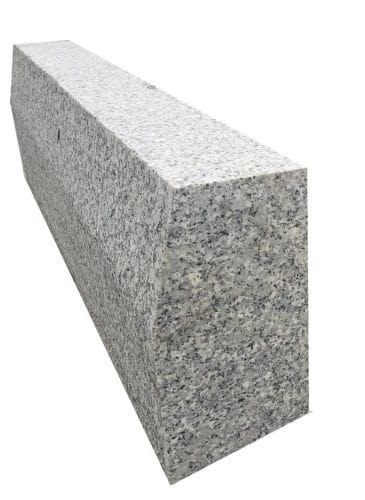 Krawężnik granitowy 15x30 cm ze skosem góra płomieniowana