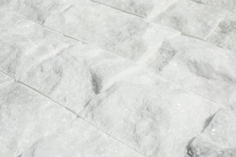 Kamień elewacyjny split z białego marmuru Bianco Neve wykończenie łupane 7xFLEx3cm
