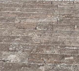 Kamień elewacyjny split z szaro brązowego trawertynu silver brown wykończenie łupane
