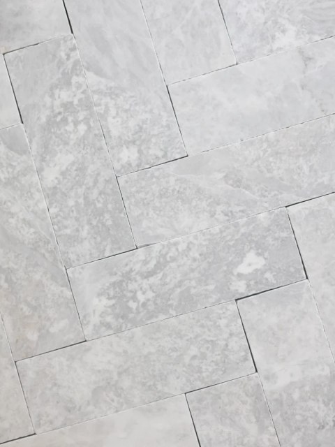 Płytka marmurowa Bębnowana Szlifowana Royal White 10x30,5x1 cm