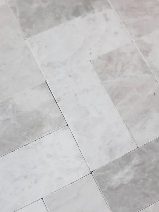 Płytka marmurowa Royal White Bębnowana 10x10x1 cm