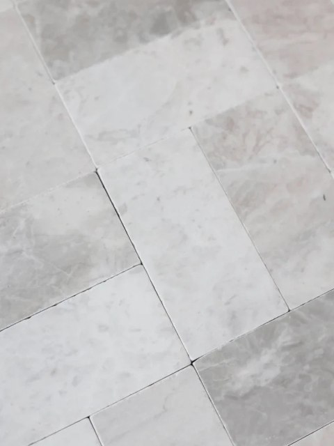 Płytka marmurowa Royal White Bębnowana 10x10x1 cm