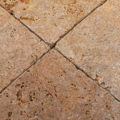 Płytki trawertynowe z szaro różowego trawertynu Antique Rouge w rozmiarze 15/15/1 cm, wykończenie młotkowane