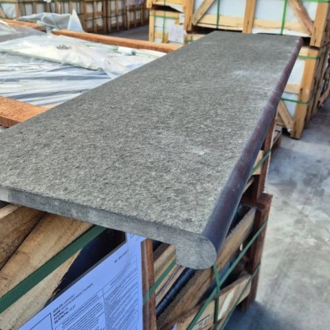 Stopnica Płomieniowana G690 Bazalt Bullnose 135x35x2+2