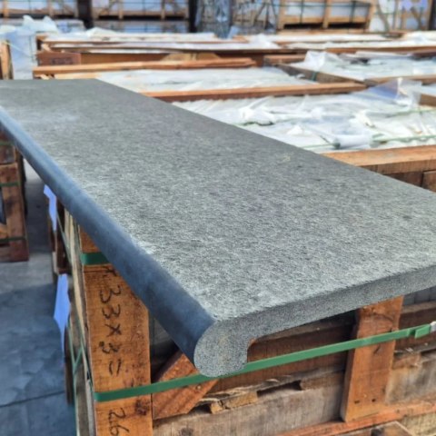 Stopnica Płomieniowana G690 Bazalt Bullnose 135x35x2+2
