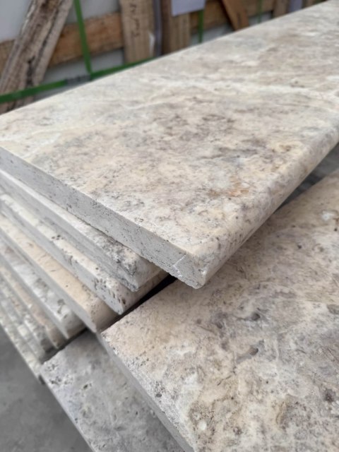 Trawertyn Parapet / Stopnica kamienna Silver Latte Greige Bębnowany 135x35x3 cm Bullnose
