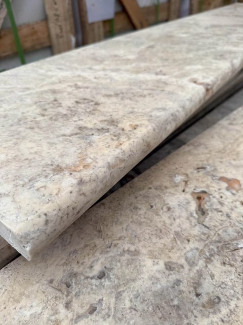 Trawertyn Parapet / Stopnica kamienna Silver Latte Greige Bębnowany 135x35x3 cm Bullnose