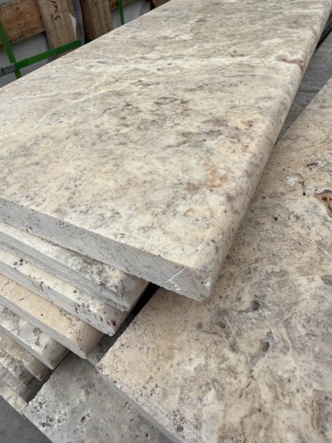 Trawertyn Parapet / Stopnica kamienna Silver Latte Greige Bębnowany 135x35x3 cm Bullnose