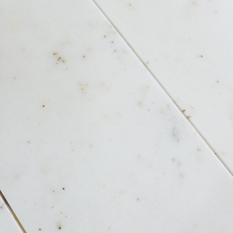 Płytki cegiełki marmurowe z białego marmuru Afyon White w rozmiarze 15,25/30,5/1 cm, wykończenie satynowe