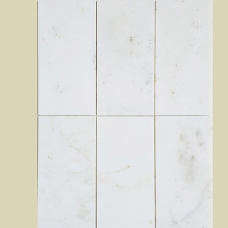 Płytki cegiełki marmurowe z białego marmuru Afyon White w rozmiarze 15,25/30,5/1 cm, wykończenie satynowe