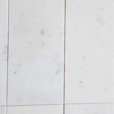 Płytki cegiełki marmurowe z białego marmuru Afyon White w rozmiarze 15,25/30,5/1 cm, wykończenie satynowe