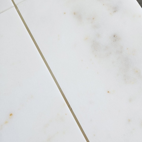 Płytki cegiełki marmurowe z białego marmuru Afyon White w rozmiarze 15,25/30,5/1 cm, wykończenie satynowe