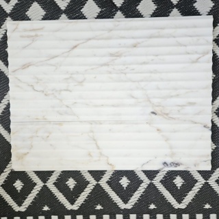 Płytki marmurowe ryflowane Calacatta Gold w rozmiarze 15,25x61x1,25 cm, wykończenie FLUET IN
