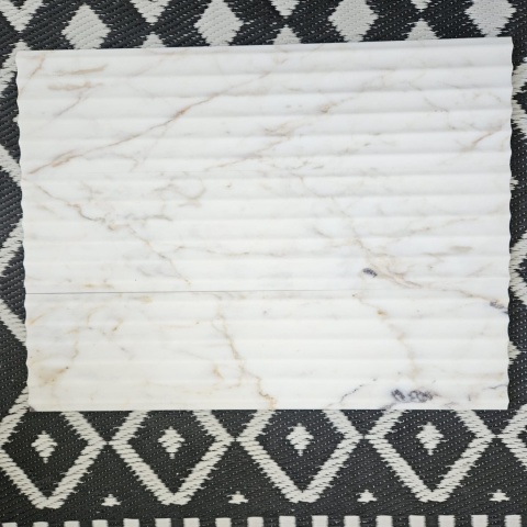 Płytki marmurowe ryflowane Calacatta Gold w rozmiarze 15,25x61x1,25 cm, wykończenie FLUET IN
