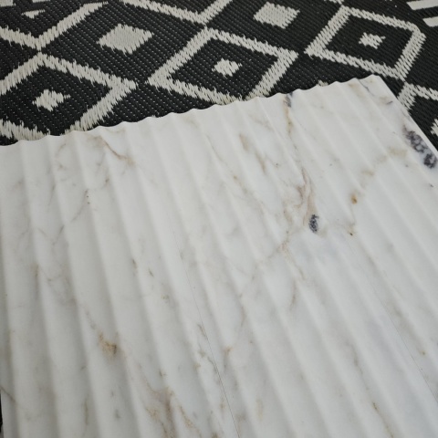 Płytki marmurowe ryflowane Calacatta Gold w rozmiarze 15,25x61x1,25 cm, wykończenie FLUET IN