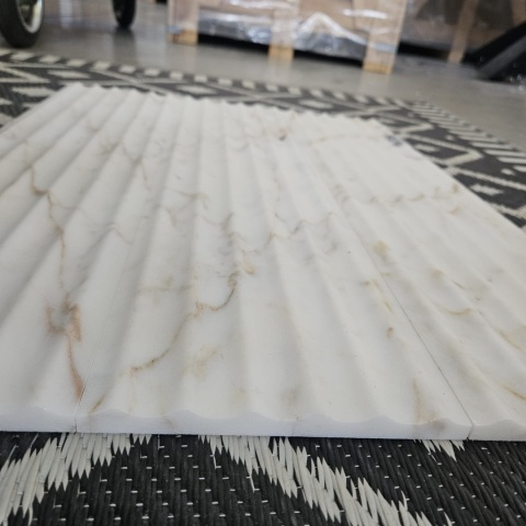 Płytki marmurowe ryflowane Calacatta Gold w rozmiarze 15,25x61x1,25 cm, wykończenie FLUET IN