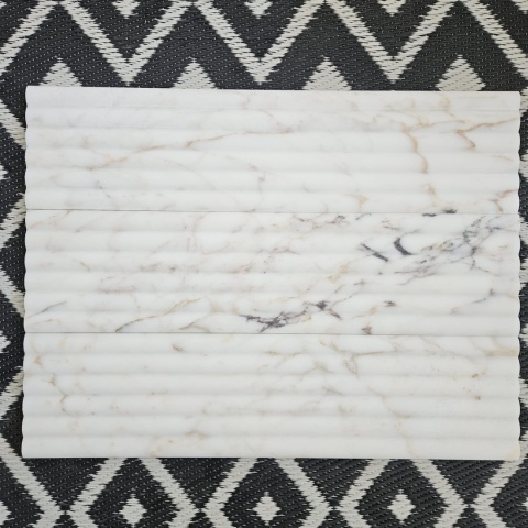Płytki marmurowe ryflowane Calacatta Gold w rozmiarze 15,25x61x1,25 cm, wykończenie FLUET OUT