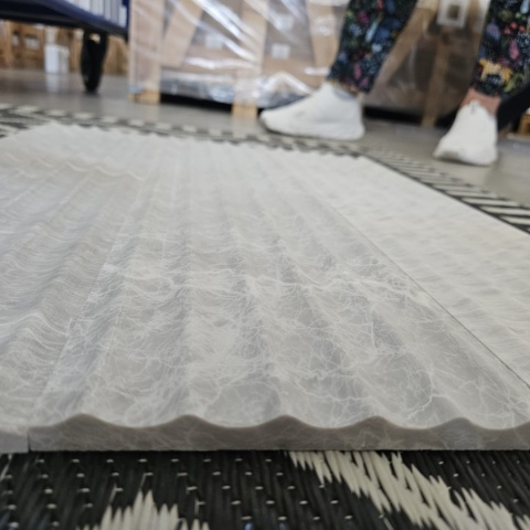 Płytki marmurowe ryflowane Nordic Grey w rozmiarze 15,25x61x1,25 cm, wykończenie FLUET IN