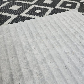 Płytki marmurowe ryflowane Tundra Grey w rozmiarze 15,25x61x1,25 cm, wykończenie FLUET IN