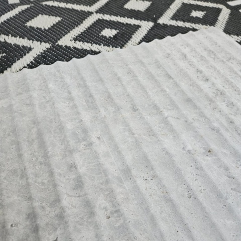 Płytki marmurowe ryflowane Tundra Grey w rozmiarze 15,25x61x1,25 cm, wykończenie FLUET IN