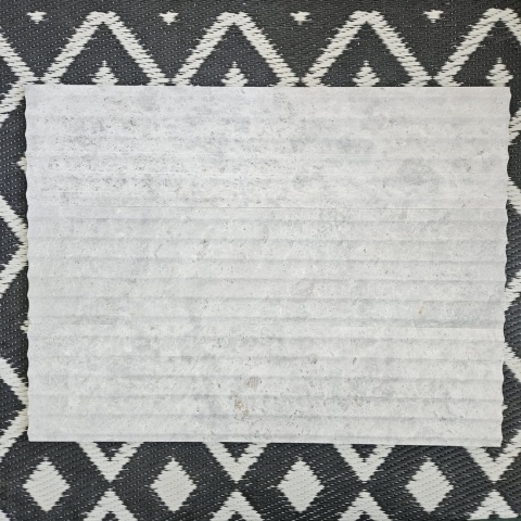 Płytki marmurowe ryflowane Tundra Grey w rozmiarze 15,25x61x1,25 cm, wykończenie FLUET IN