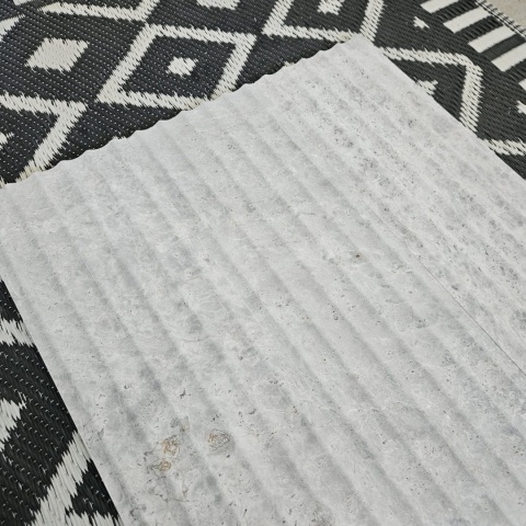 Płytki marmurowe ryflowane Tundra Grey w rozmiarze 15,25x61x1,25 cm, wykończenie FLUET IN