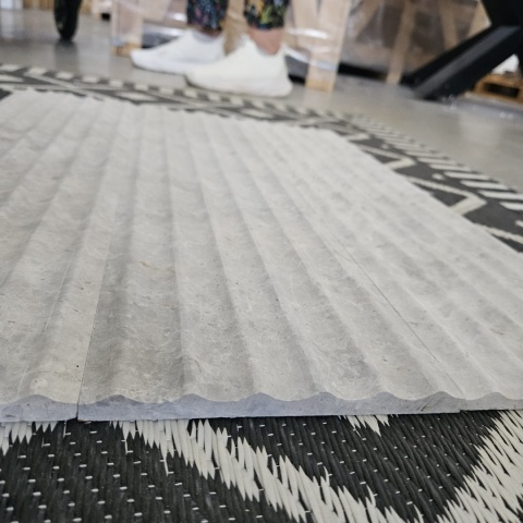 Płytki marmurowe ryflowane Tundra Grey w rozmiarze 15,25x61x1,25 cm, wykończenie FLUET IN