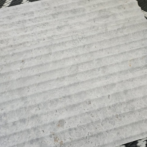 Płytki marmurowe ryflowane Tundra Grey w rozmiarze 15,25x61x1,25 cm, wykończenie FLUET IN