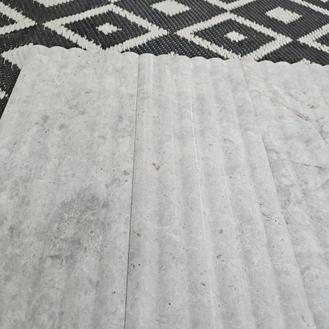 Płytki marmurowe ryflowane Tundra Grey w rozmiarze 15,25x61x1,25 cm, wykończenie FLUET OUT