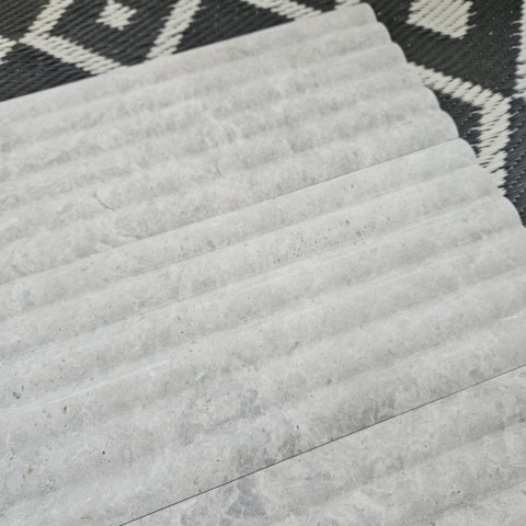 Płytki marmurowe ryflowane Tundra Grey w rozmiarze 15,25x61x1,25 cm, wykończenie FLUET OUT