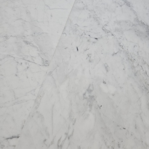 Płytki marmurowe z białego marmuru Bianco Carrara w rozmiarze 30,5/61/1 cm, wykończenie polerowane