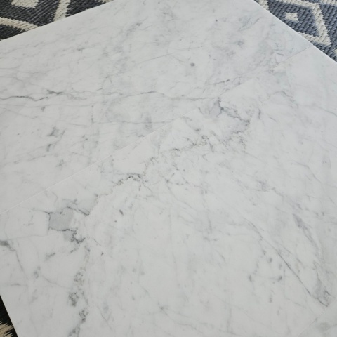 Płytki marmurowe z białego marmuru Bianco Carrara w rozmiarze 30,5/61/1 cm, wykończenie satynowe