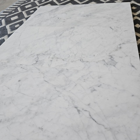 Płytki marmurowe z białego marmuru Bianco Carrara w rozmiarze 30,5/61/1 cm, wykończenie satynowe