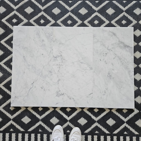 Płytki marmurowe z białego marmuru Bianco Carrara w rozmiarze 30,5/61/1 cm, wykończenie satynowe