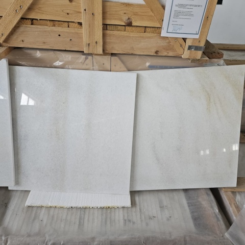 Płytki marmurowe z białego marmuru Bianco Neve Gold w rozmiarze 60/60/2 cm, wykończenie polerowane