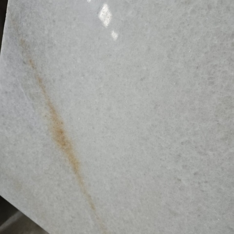 Płytki marmurowe z białego marmuru Bianco Neve Gold w rozmiarze 60/60/2 cm, wykończenie polerowane