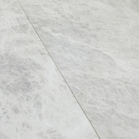 Płytki marmurowe z szarego marmuru Ice Grey w rozmiarze 30/60/2 cm, wykończenie polerowane