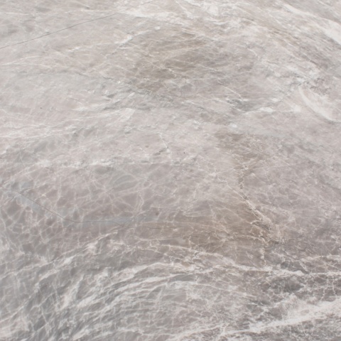 Płytki marmurowe z szarego marmuru Nordic Grey w rozmiarze 60/60/2 cm, wykończenie satynowe
