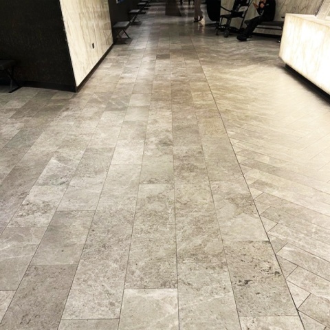 Płytki marmurowe z szarego marmuru Tundra Grey w rozmiarze 30/60/2 cm, wykończenie polerowane