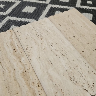 Płytki trawertynowe ryflowane Classic Light w rozmiarze 15,25x61x1,25 cm, wykończenie FLUET OUT