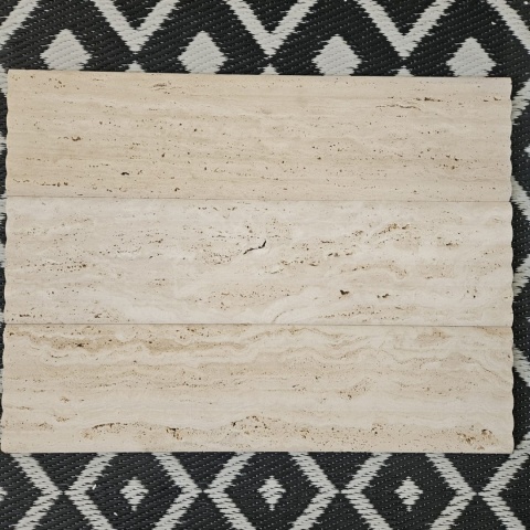 Płytki trawertynowe ryflowane Classic Light w rozmiarze 15,25x61x1,25 cm, wykończenie FLUET OUT