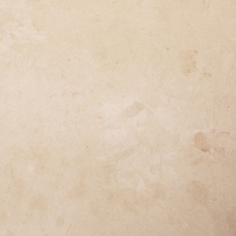 Płytki wapienne z beżowego wapienia Aero Cream w rozmiarze 60/60/2 cm, wykończenie polerowane