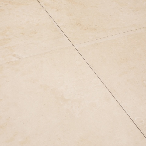 Płytki wapienne z beżowego wapienia Aero Cream w rozmiarze 60/60/2 cm, wykończenie polerowane