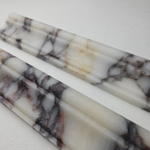 Dekor cornice marmurowy z białego marmuru Calacatta Viola 30,5/4,5/2,7 cm, wykończenie satynowe