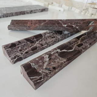 Dekor cornice marmurowy z białego marmuru Rosso Levanto 30,5/4,5/2,7 cm, wykończenie satynowe