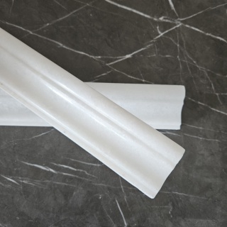 Dekor cornice marmurowy z białego marmuru bianco neve 30,5/4,5/2,7 cm, wykończenie polerowane