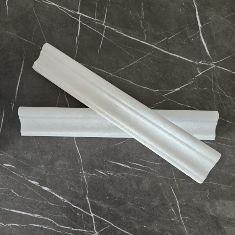 Dekor cornice marmurowy z białego marmuru bianco neve 30,5/4,5/2,7 cm, wykończenie polerowane