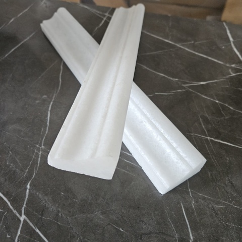 Dekor cornice marmurowy z białego marmuru bianco neve 30,5/4,5/2,7 cm, wykończenie polerowane