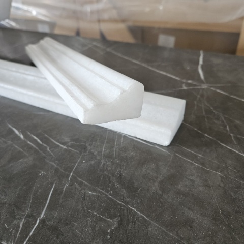 Dekor cornice marmurowy z białego marmuru bianco neve 30,5/4,5/2,7 cm, wykończenie polerowane