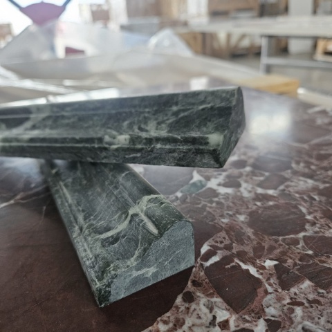 Dekor cornice marmurowy z zielonego marmuru Teos Green 30,5/4,5/2,7 cm, wykończenie satynowe